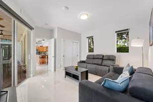 1081 Bel Aire Dr E, Pembroke Pines, FL 33027 - Photo 18