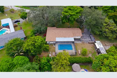 4511 E Country Club Circle, Plantation, FL 33317 - Photo 2