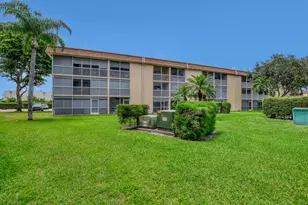 400 Village Green Cir W, Palm Springs, FL 33461 - Photo 16