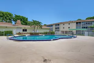400 Village Green Cir W, Palm Springs, FL 33461 - Photo 18