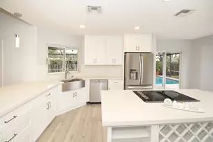 896 Rose Ct, Wellington, FL 33414 - Photo 12