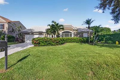 1011 Woodfield Circle, Palm Beach Gardens, FL 33418 - Photo 2