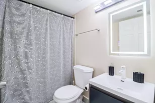 450 Palm Cir W, Pembroke Pines, FL 33025 - Photo 24