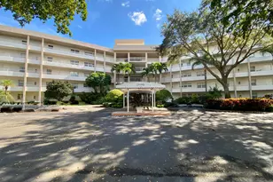 3800 Oaks Clubhouse Dr, Pompano Beach, FL 33069 - Photo 18