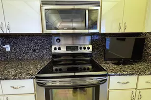3930 Oaks Clubhouse Dr, Pompano Beach, FL 33069 - Photo 8