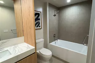 11 NE 6th St, Miami, FL 33132 - Photo 14