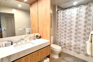 11 NE 6th St, Miami, FL 33132 - Photo 10