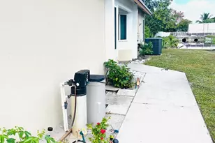 838 E Palm Run Dr, North Lauderdale, FL 33068 - Photo 2