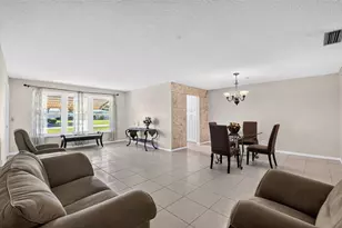 7205 W Oakridge Cir, Lake Worth, FL 33462 - Photo 8