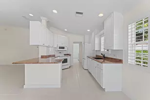 693 Hudson Bay Dr, Palm Beach Gardens, FL 33410 - Photo 4