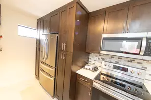 11060 S Lakeview Dr, Pembroke Pines, FL 33026 - Photo 10
