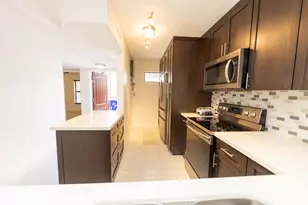 11060 S Lakeview Dr, Pembroke Pines, FL 33026 - Photo 16