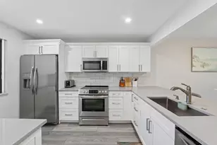 327 Lakeview Dr, Weston, FL 33326 - Photo 14