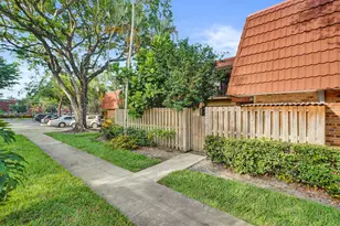 736 NW 98th Cir, Plantation, FL 33324 - Photo 24