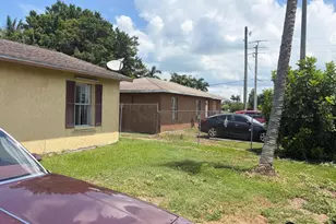 307 Seminole Ct, Pahokee, FL 33476 - Photo 4