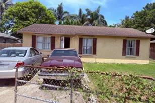 307 Seminole Ct, Pahokee, FL 33476 - Photo 2