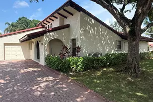 7918 Hibiscus Cir, Tamarac, FL 33321 - Photo 2