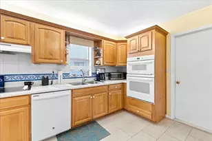 9843 NW 75th Ct NW, Tamarac, FL 33321 - Photo 8