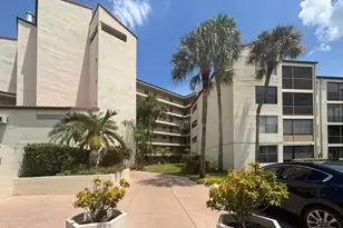 2306 S Cypress Bend Dr, Pompano Beach, FL 33069 - Photo 2