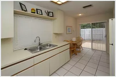 1371 Cottonwood Circle, Weston, FL 33326 - Photo 8