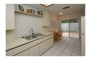 1371 Cottonwood Cir, Weston, FL 33326 - Photo 8