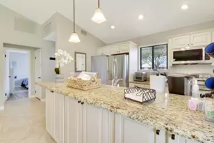 109 Club Dr, Palm Beach Gardens, FL 33418 - Photo 10
