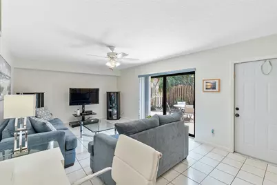 702 NW 98th Circle, Plantation, FL 33324 - Photo 4