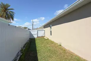 2507 SE Charleston Dr, Port Saint Lucie, FL 34952 - Photo 18