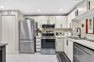 1000 Colony Point Cir, Pembroke Pines, FL 33026 - Photo 4