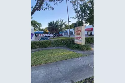 9880 Pines Boulevard, Pembroke Pines, FL 33025 - Photo 6