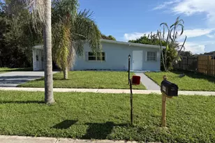111 SE Castana Ct, Port Saint Lucie, FL 34983 - Photo 2