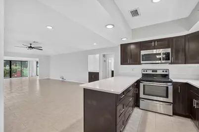13867 Eastpointe Way, Palm Beach Gardens, FL 33418 - Photo 10