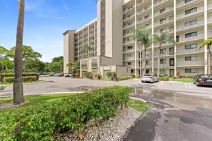 2112 S Cypress Bend Dr, Pompano Beach, FL 33069 - Photo 2
