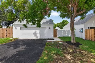 905 NW 21st Way, Delray Beach, FL 33445 - Photo 2
