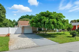 8685 SE Keathley Ct, Hobe Sound, FL 33455 - Photo 4