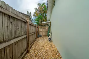 1318 Cardinal Ln, Lantana, FL 33462 - Photo 32