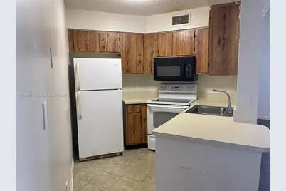 212 Lake Pointe Drive #313, Oakland Park, FL 33309 - Photo 4