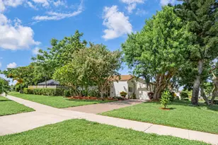 980 Rainberry Lake Dr, Delray Beach, FL 33445 - Photo 2