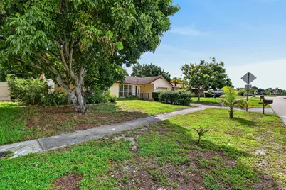 1102 Westchester Drive E, West Palm Beach, FL 33417 - Photo 34