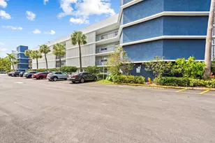 877 NE 195th St, Miami, FL 33179 - Photo 18