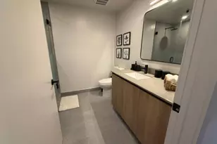 121 NE 5th St, Miami, FL 33132 - Photo 8