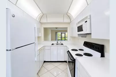 7915 Willow Spring #1218, Lake Worth, FL 33467 - Photo 2
