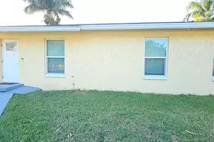 323 Seminole Ct, Pahokee, FL 33476 - Photo 2