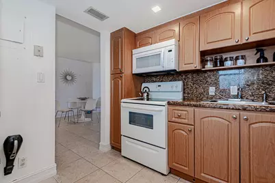 3475 N Country Club Drive #807, Aventura, FL 33180 - Photo 10