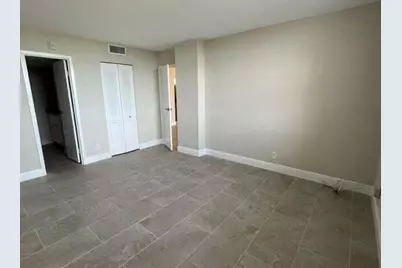 250 Jacaranda Drive #810, Plantation, FL 33324 - Photo 4