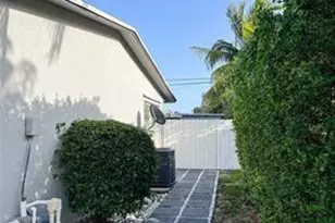 1010 NE 24th St, Pompano Beach, FL 33064 - Photo 4
