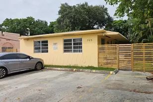725 NE 126th St, North Miami, FL 33161 - Photo 1