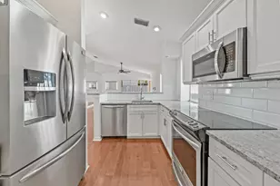 28 Governors Ct, Palm Beach Gardens, FL 33418 - Photo 2