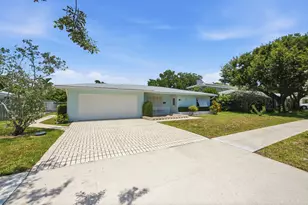 916 Evergreen Dr, North Palm Beach, FL 33408 - Photo 2
