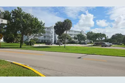 1004 Newport G #1004, Deerfield Beach, FL 33442 - Photo 4